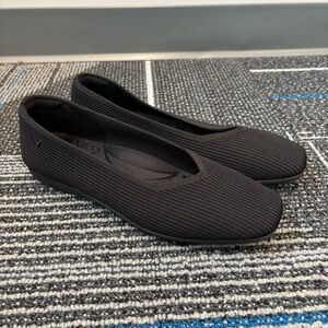 Vivaia 9.5 Margot Walker Black V-Cut Flats Lightweight